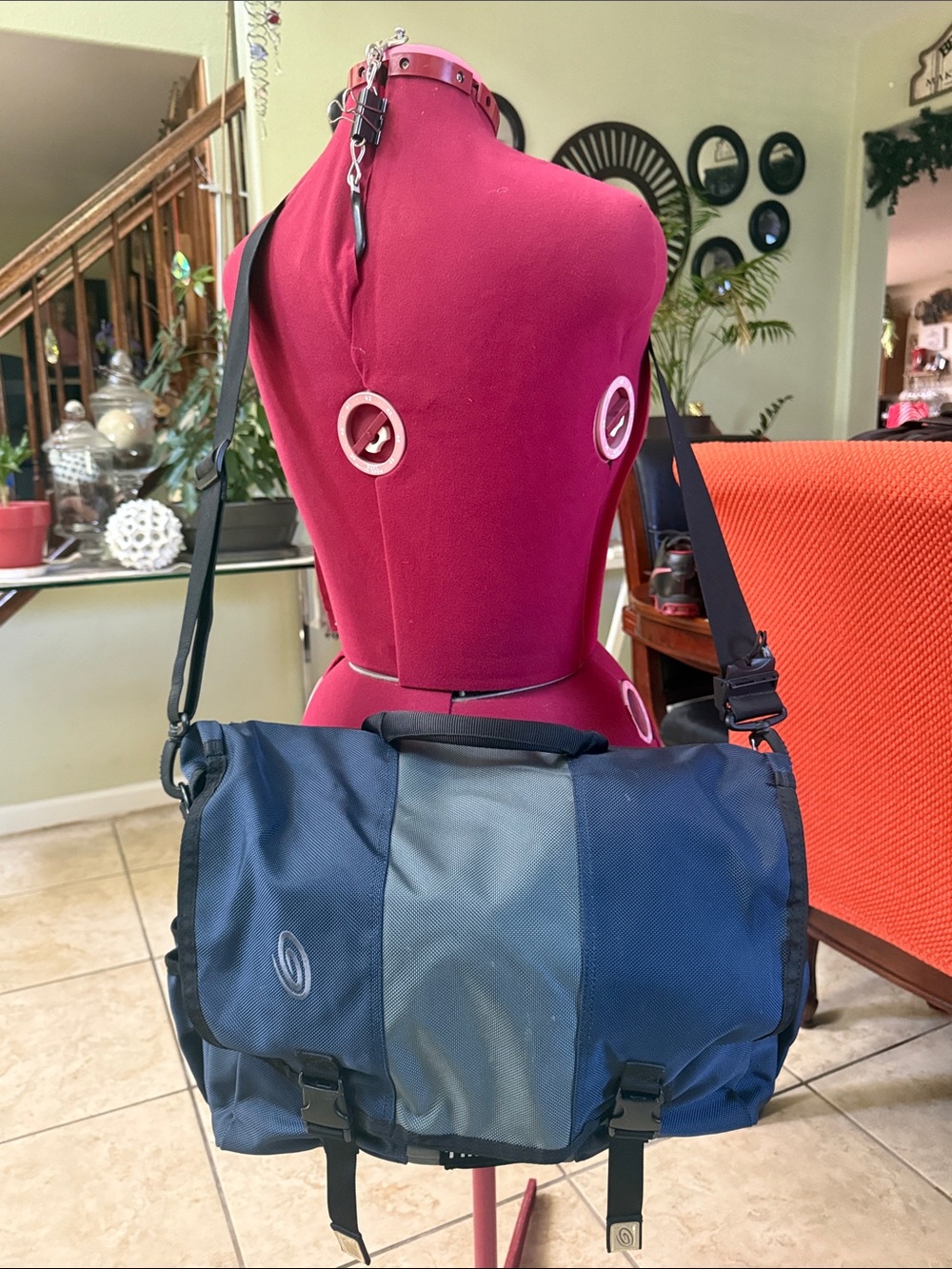 Timbuk2 messenger classic messenger bag- excellent condition